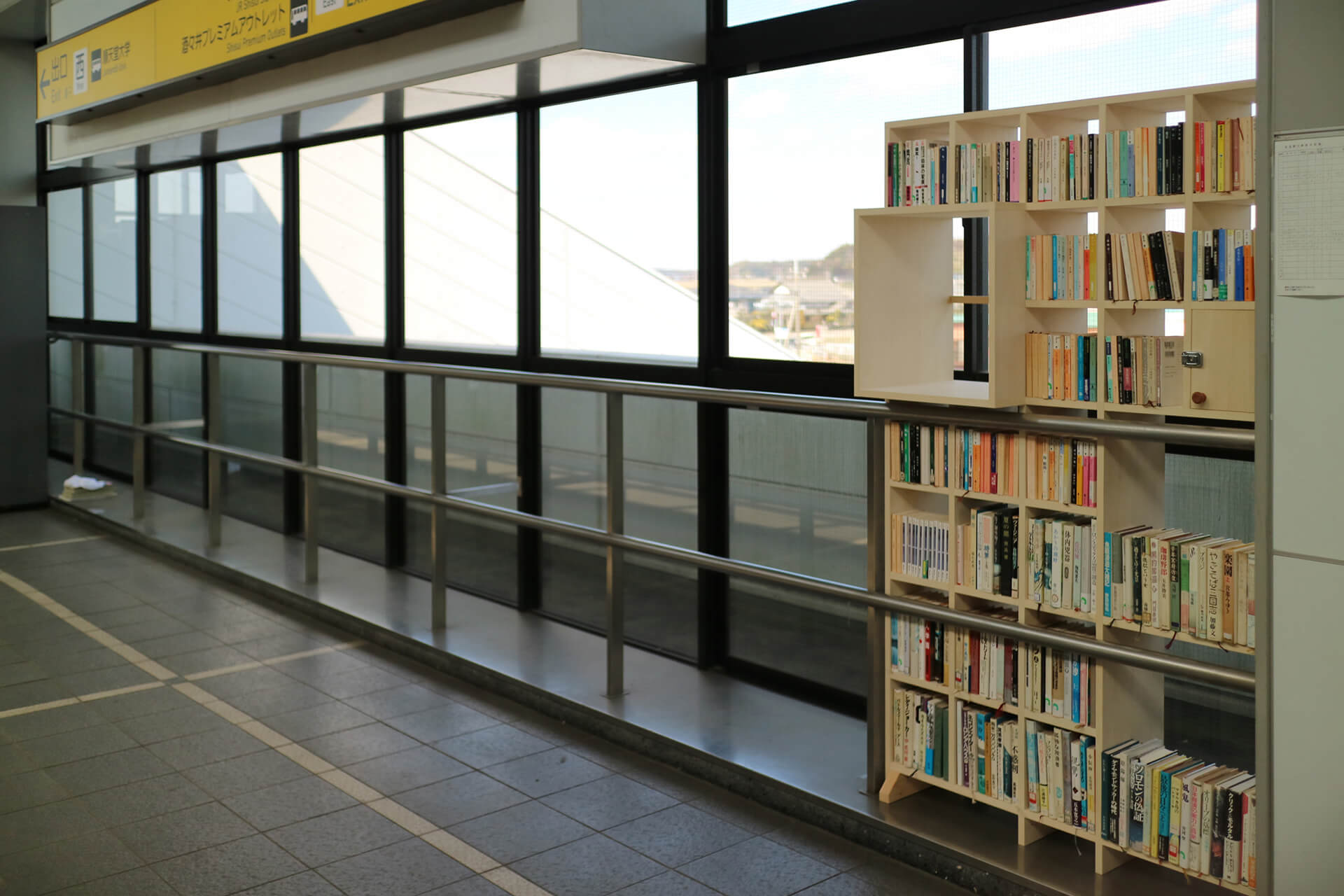 まどの本棚の画像