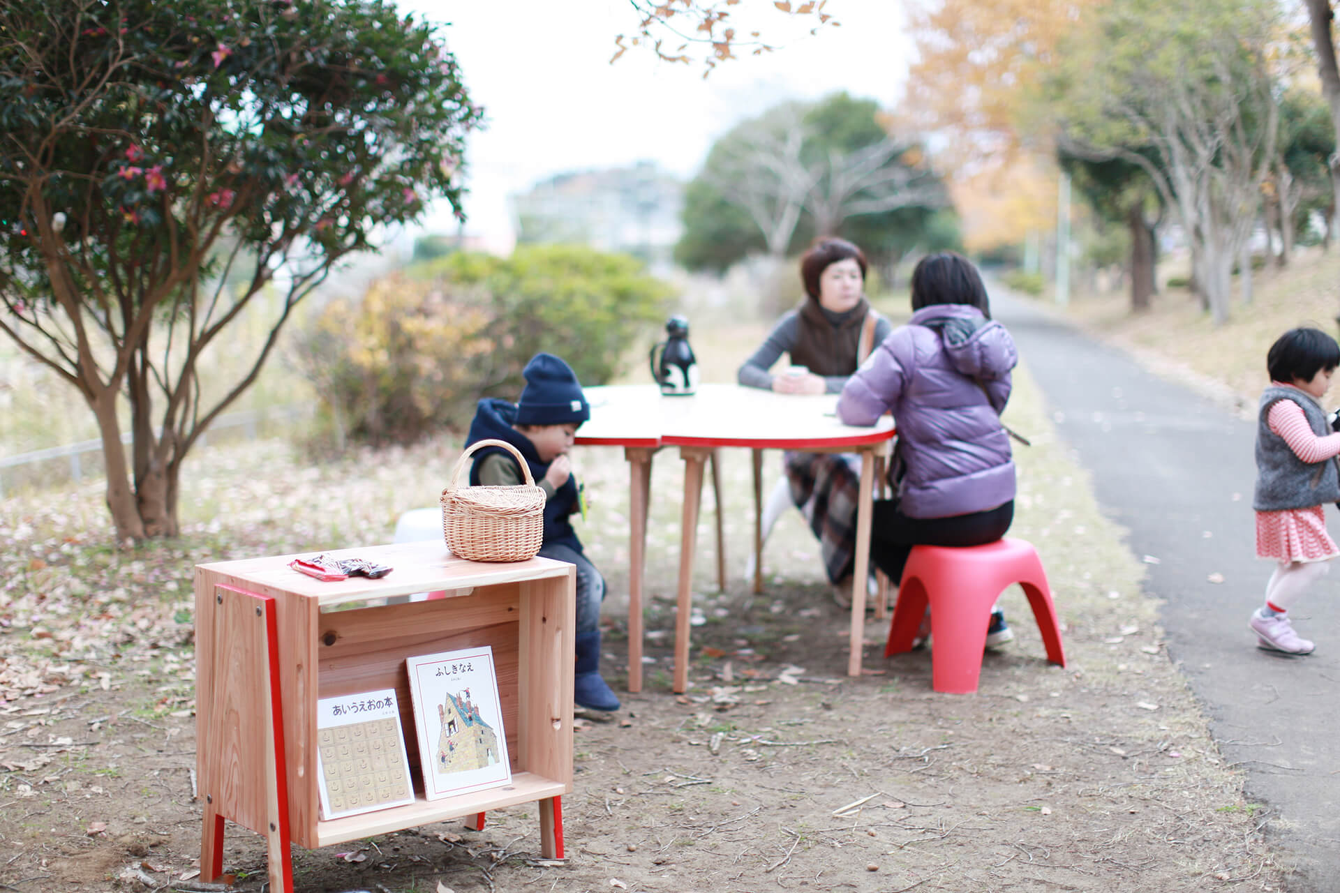 移動本箱とりんごテーブルの画像