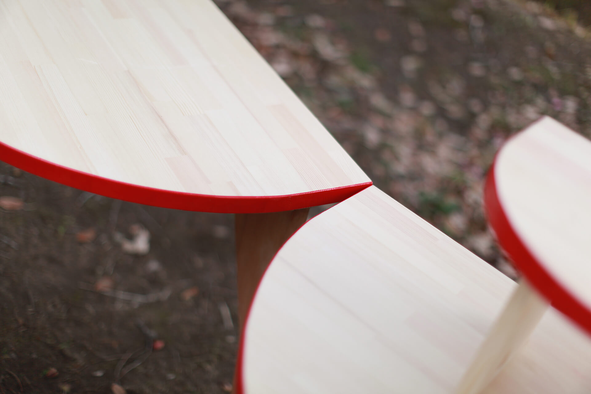 移動本箱とりんごテーブルの画像