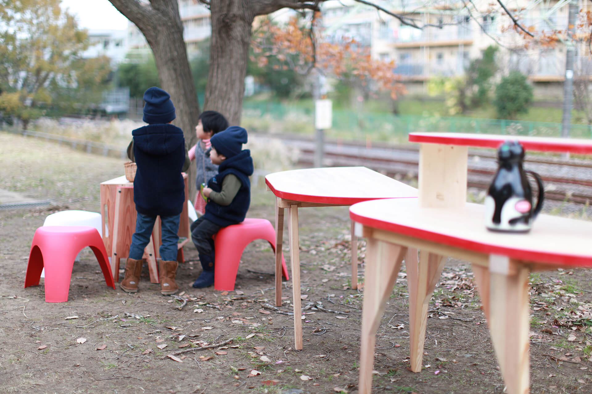 移動本箱とりんごテーブルの画像