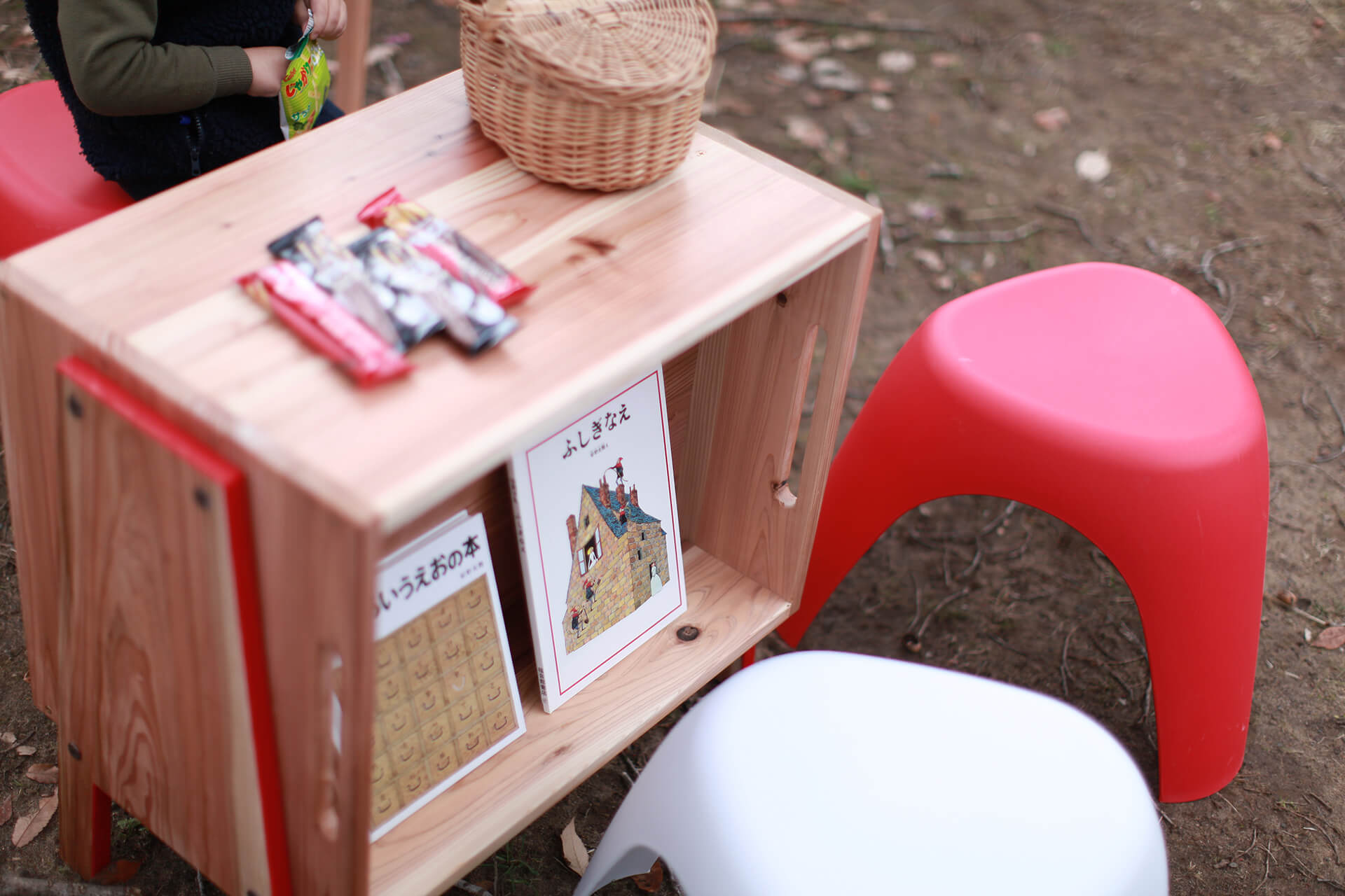 移動本箱とりんごテーブルの画像