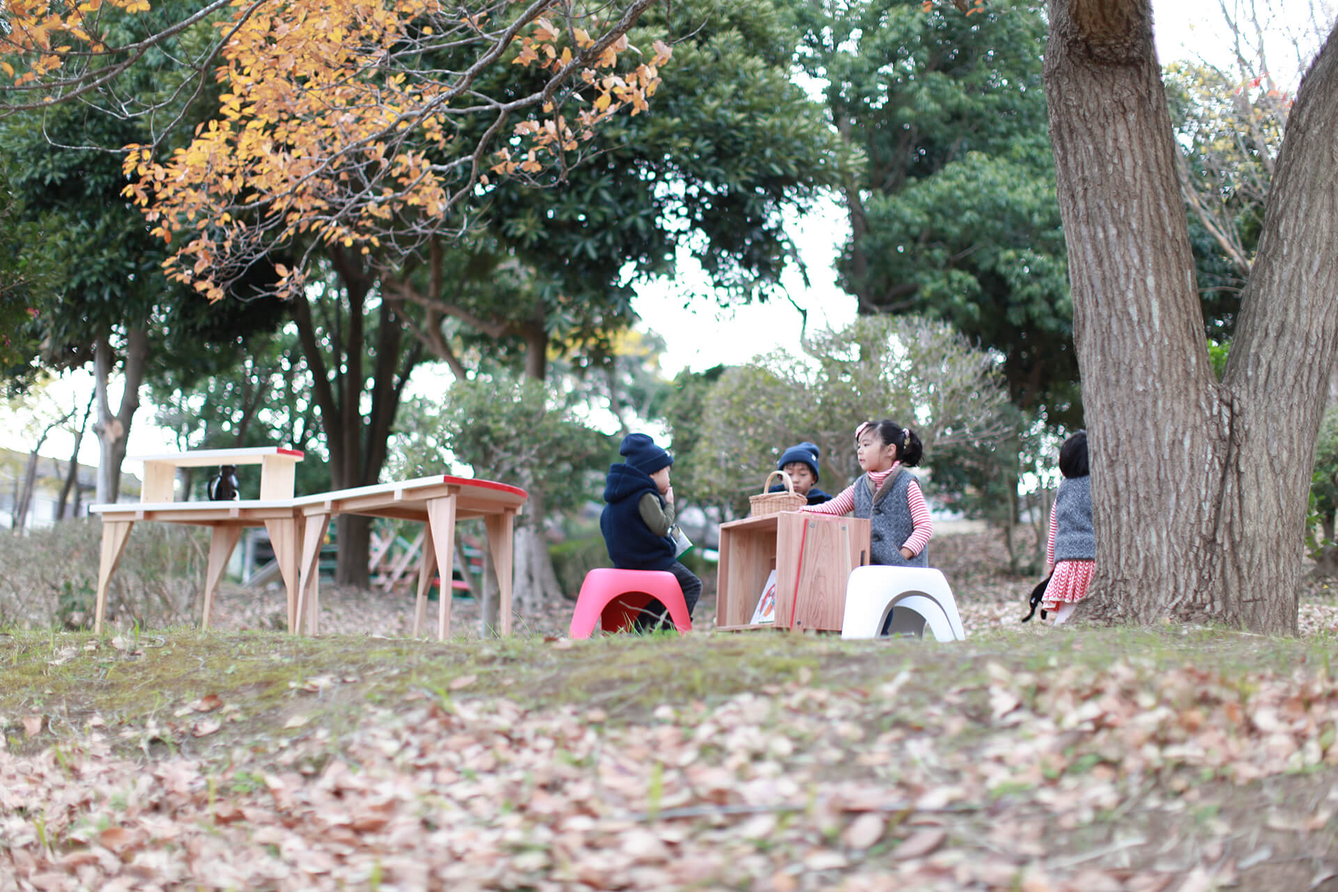移動本箱とりんごテーブルの画像